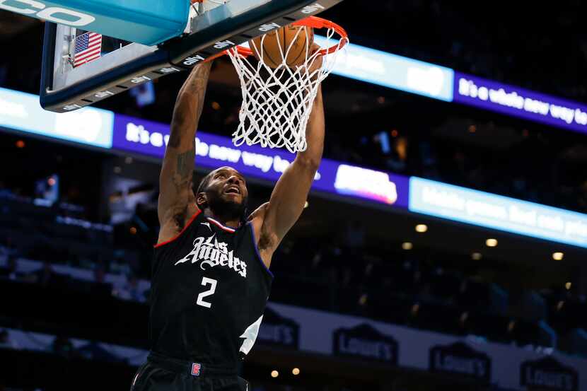 Los Angeles Clippers forward Kawhi Leonard dunks against the Charlotte Hornets during the...