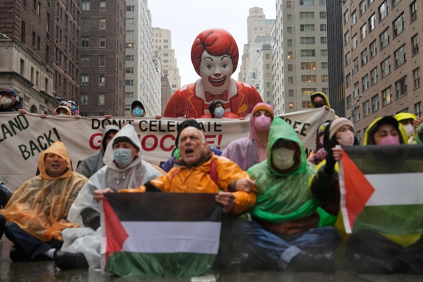 Manifestantes propalestinos se manifiestan en la Sexta Avenida durante el desfile de Acción...