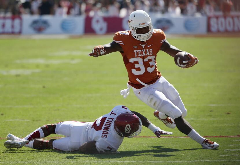 Texas Longhorns running back D'Onta Foreman (33) avoids a tackle by Oklahoma Sooners...