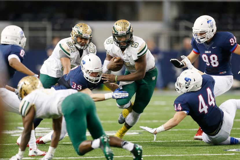 DeSoto quarterback Tristen Wallace (5) rushes the ball in the second quarter during the...