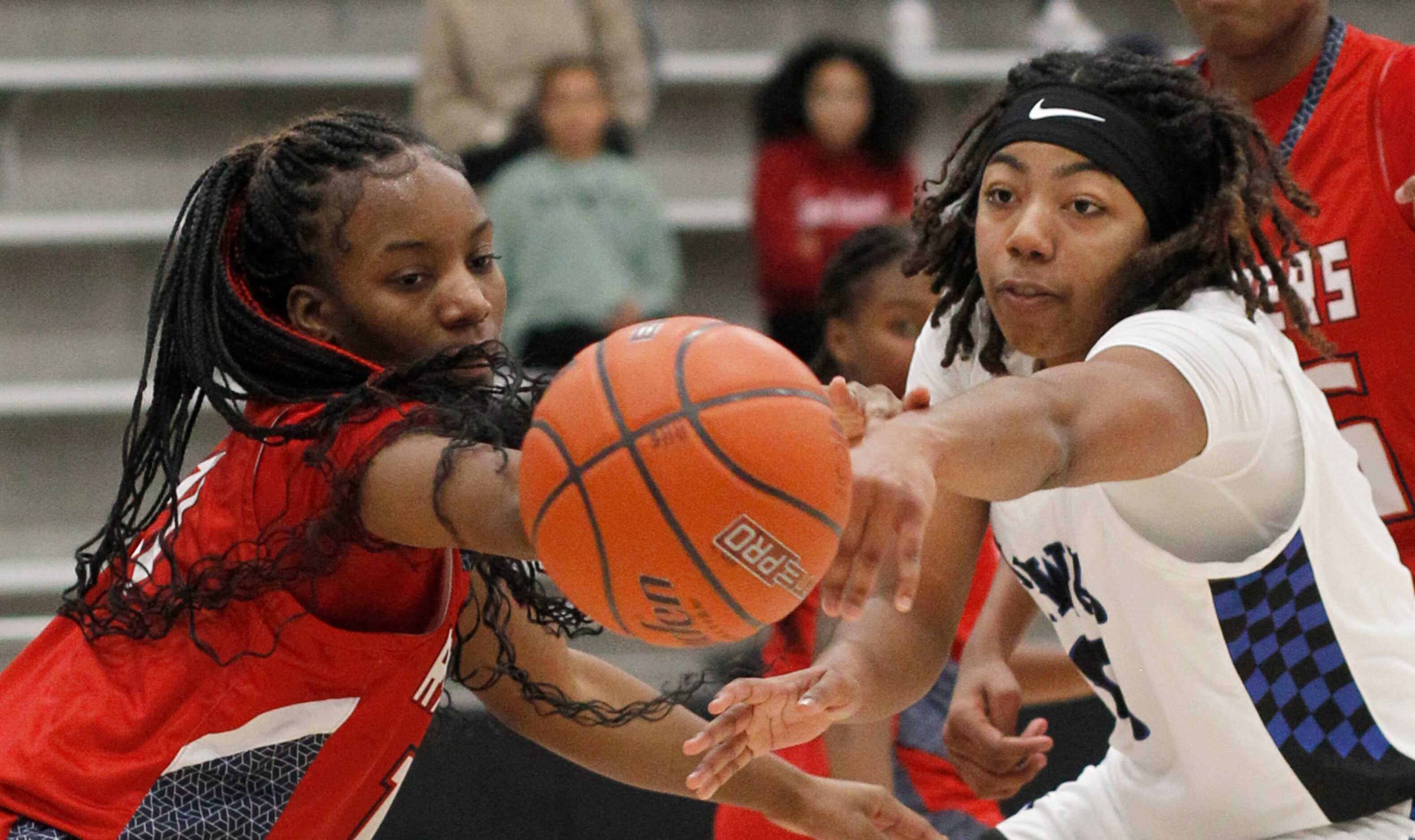 Hebron guard Micah Cooper (0), right, narrowly passes around the defense of Denton Ryan...