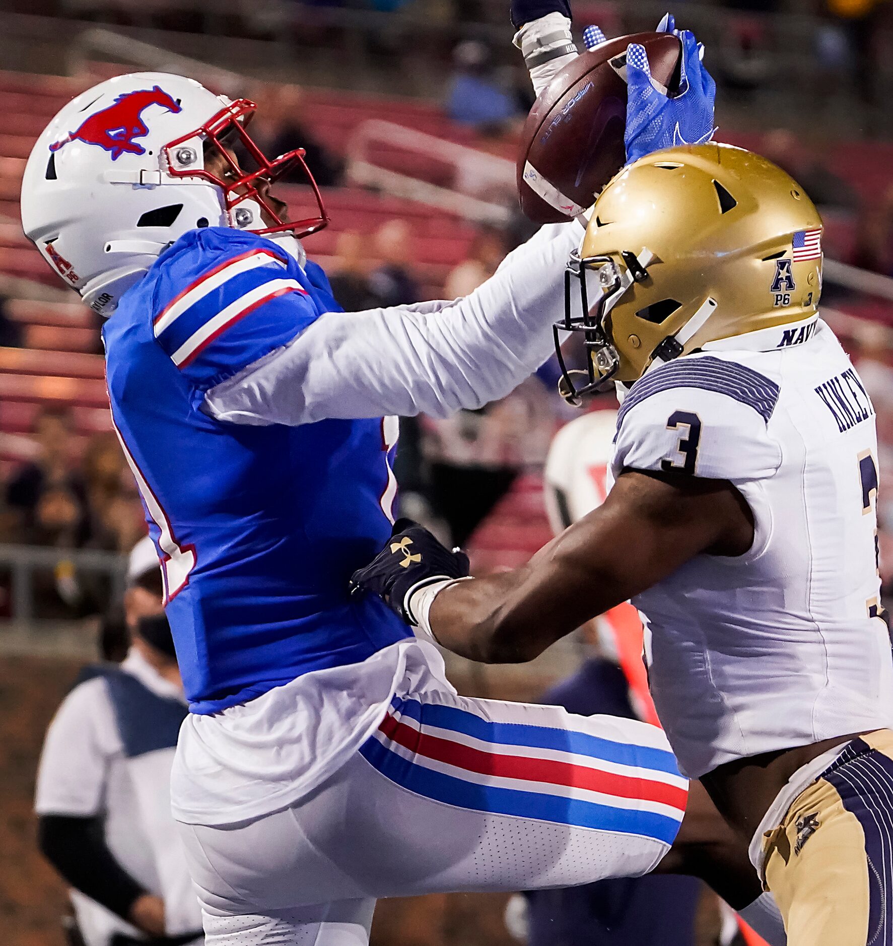 SMU wide receiver Rashee Rice (11) catches a 20-yard touchdown pass over Navy cornerback...