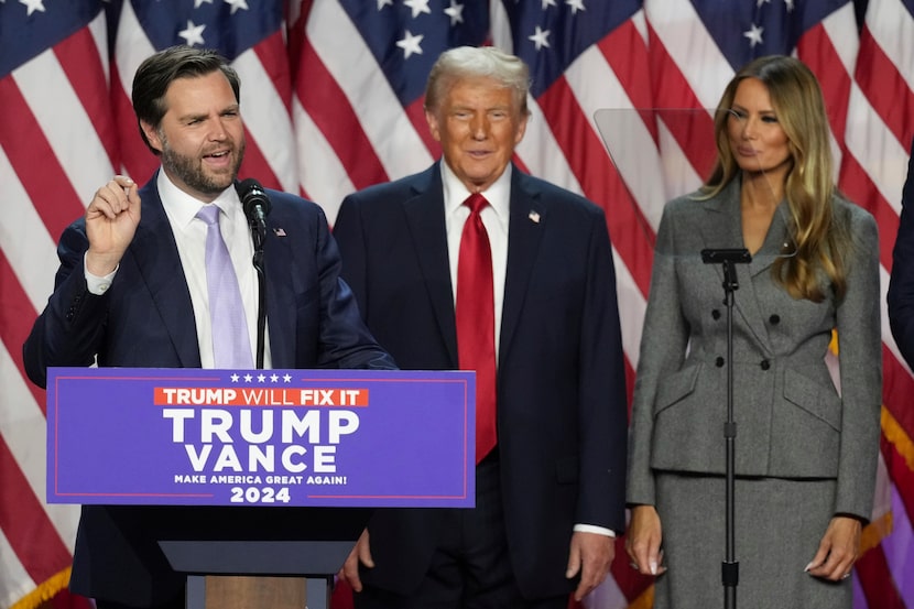 El candidato a vicepresidente JD Vance habla junto a Donald Trump y su esposa Melania Trump,...