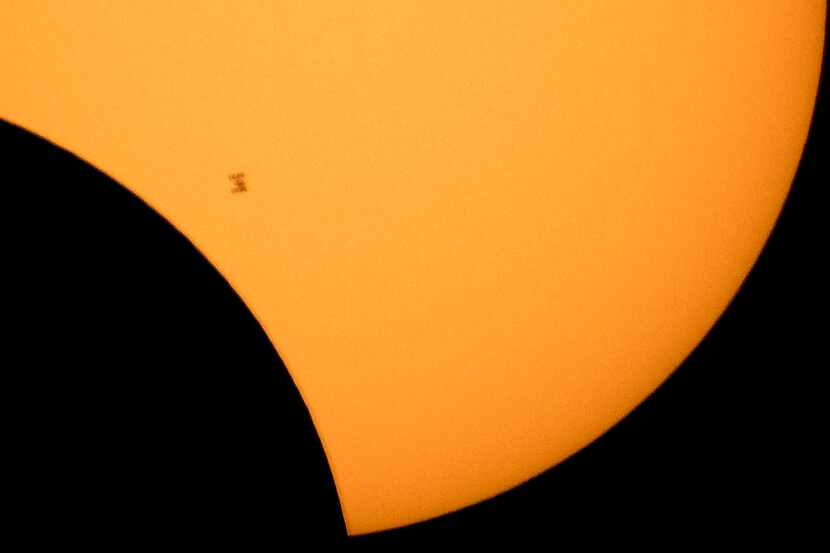 En esta imagen de la NASA se ve a la silueta de la Estación Espacial Internacional contra el...