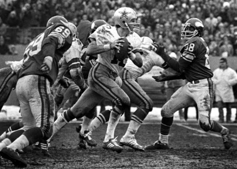 Dallas Cowboys quarterback Roger Staubach (12) scrambles for yardage during the final...