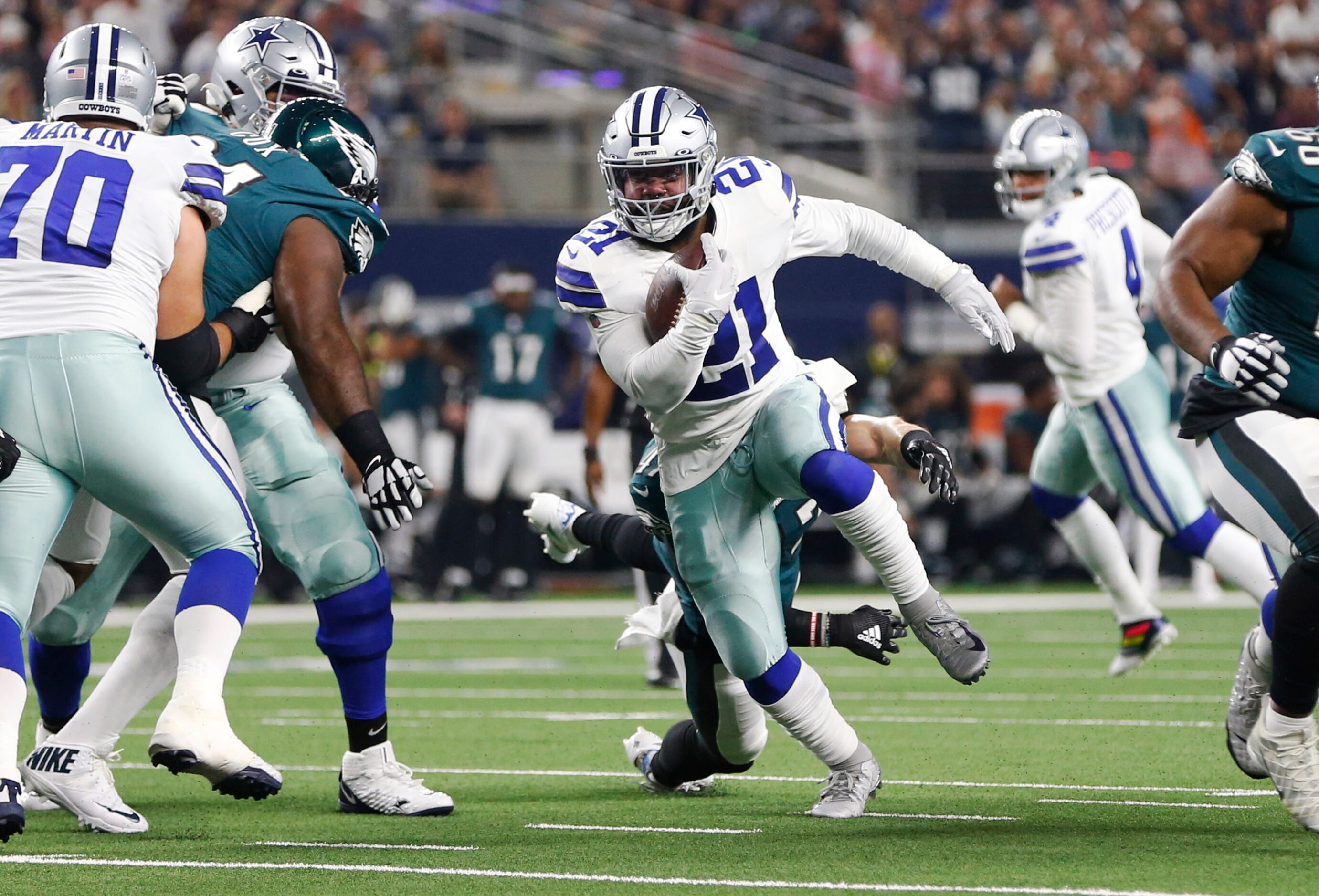 Dallas Cowboys running back Ezekiel Elliott (21) rushes up the field in a game against the...