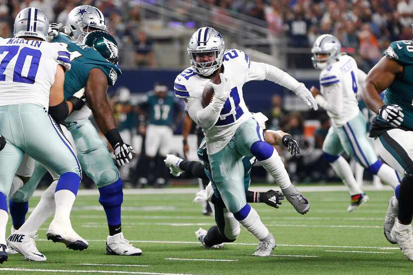 Cowboys running back Ezekiel Elliott (21) rushes upfield in the first half of a game against...