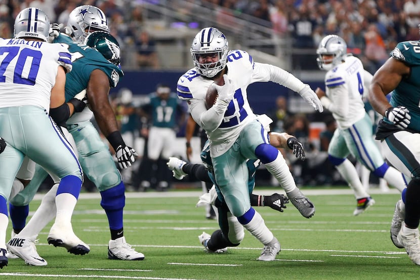 Dallas Cowboys running back Ezekiel Elliott (21) rushes up the field in a game against the...