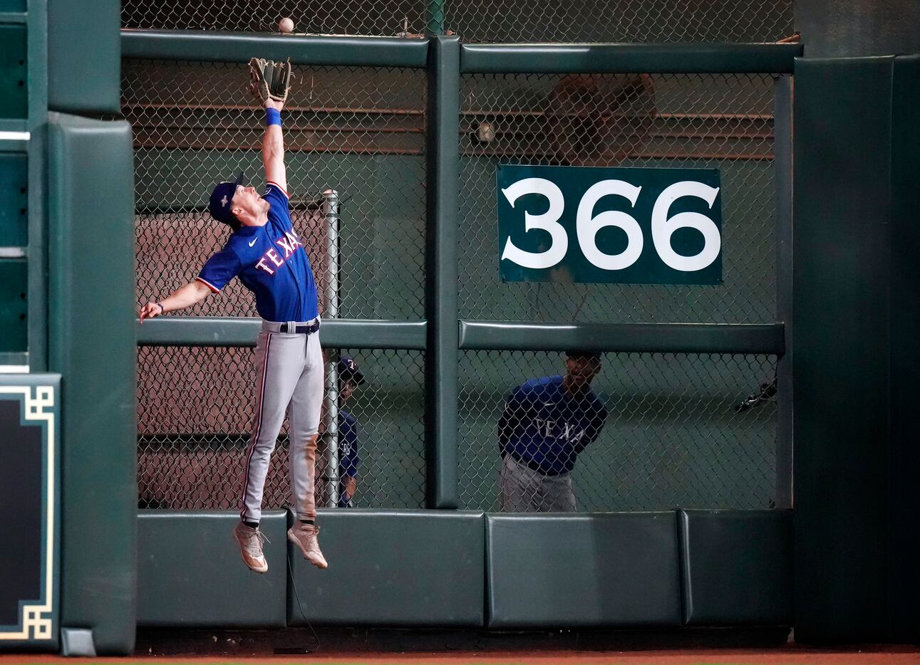 Top 10 MLB plays of 2022: Historic HRs, crazy catches steal the