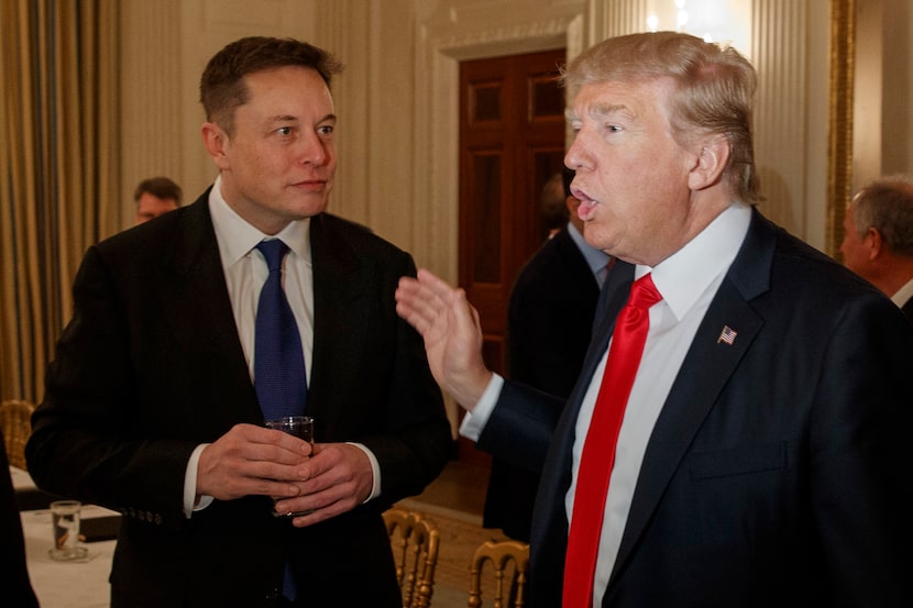 El presidente Donald Trump habla con el director general de Tesla y SpaceX, Elon Musk, en la...