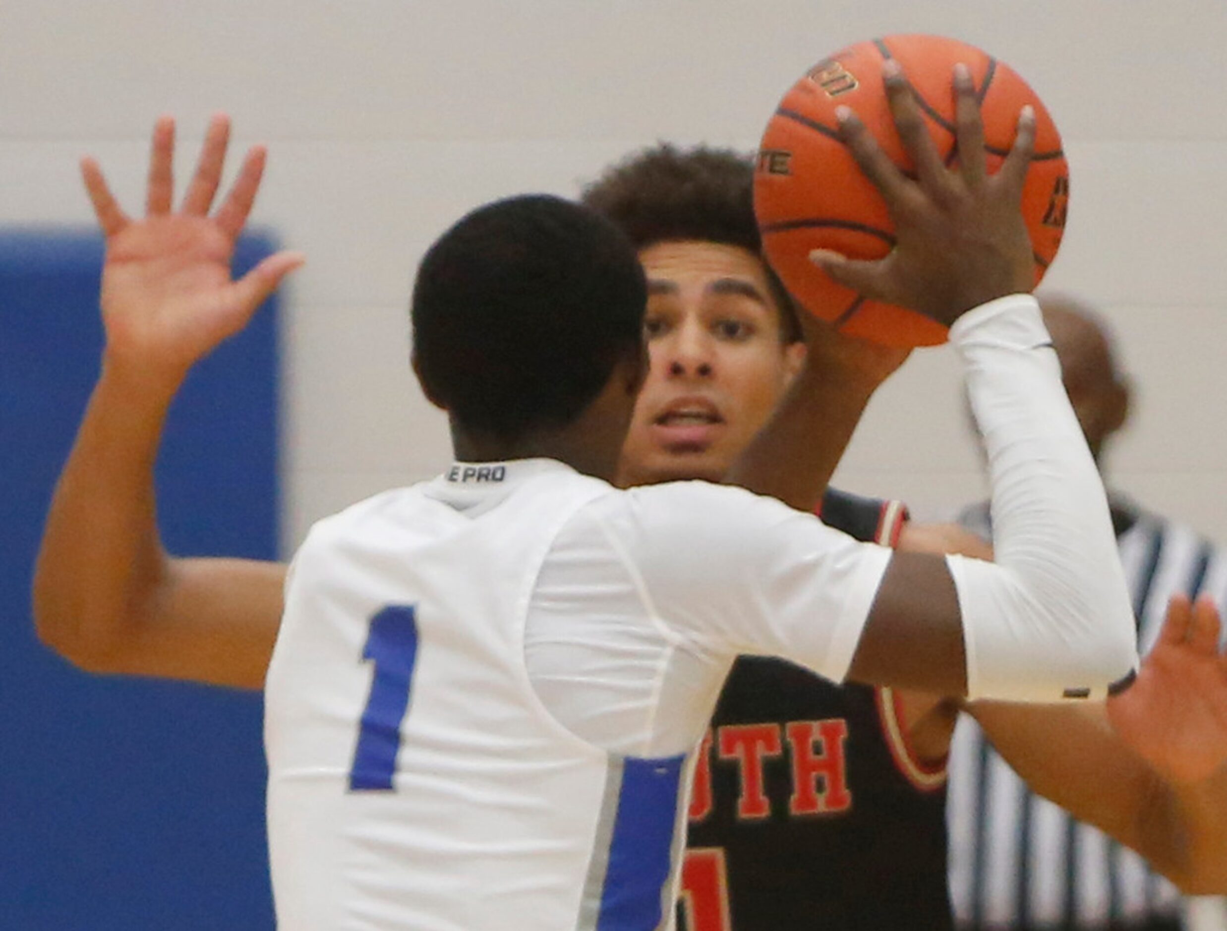 South Grand Prairie's Anthony Solomon (1) defends Grand Prairie's Jaylin Posey (1) during...