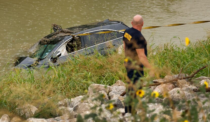 Servicios de emergencia de Carrollton rescataron a los jóvenes que cayeron con su SUV en un...