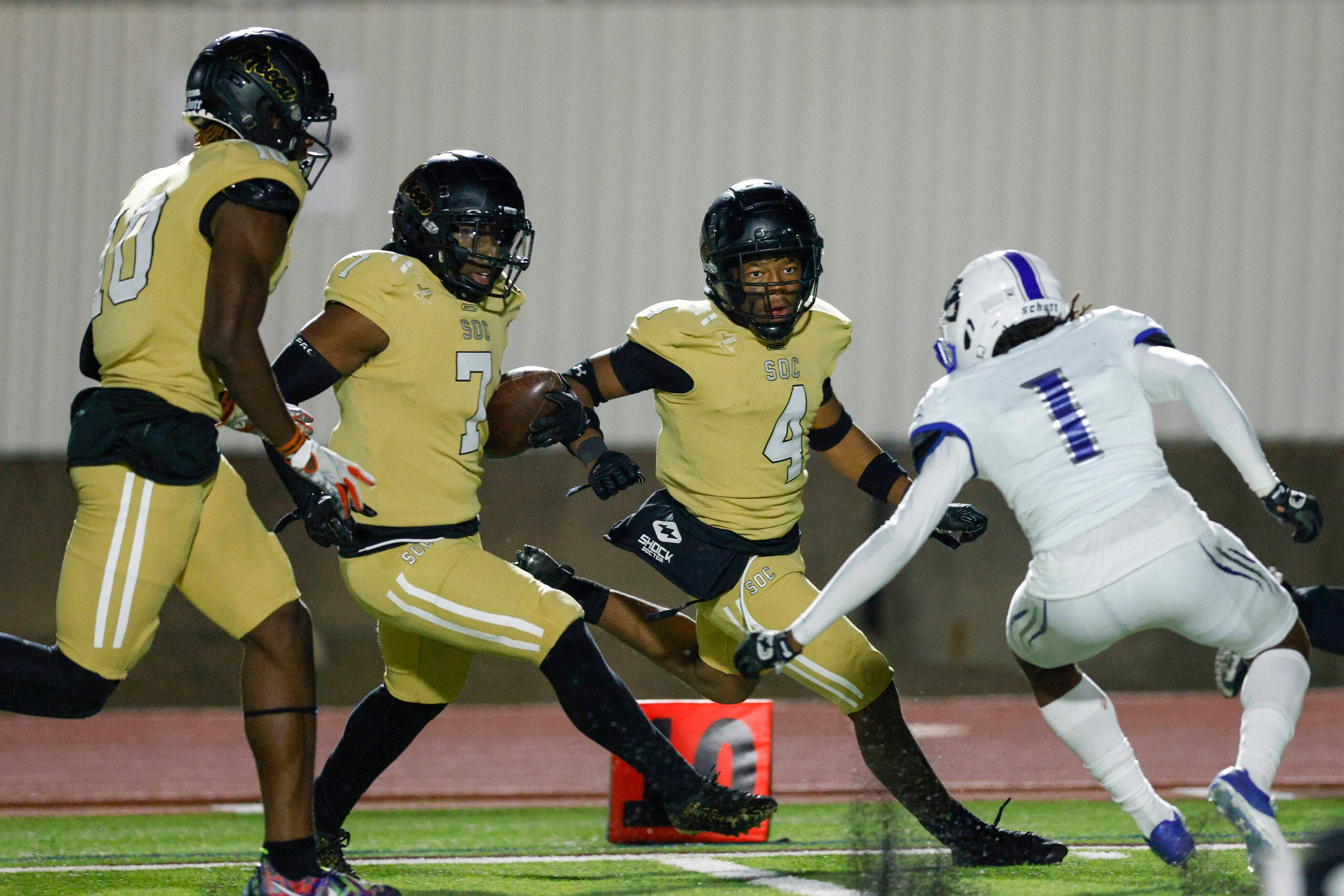 South Oak Cliff defensive back Adul Muhammad (7) returns an interception alongside defensive...