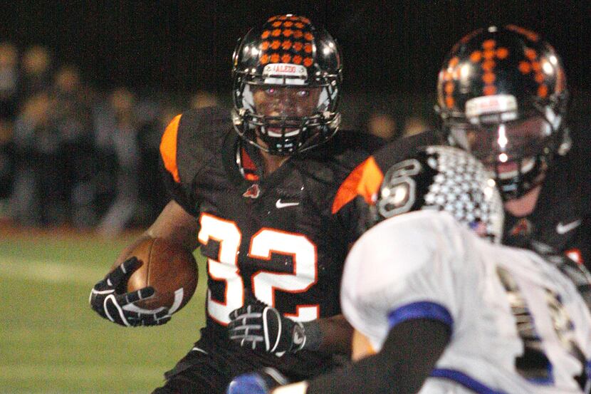 Aledo running back Johnathan Gray (32) carries the ball against Mansfield Summit in the...