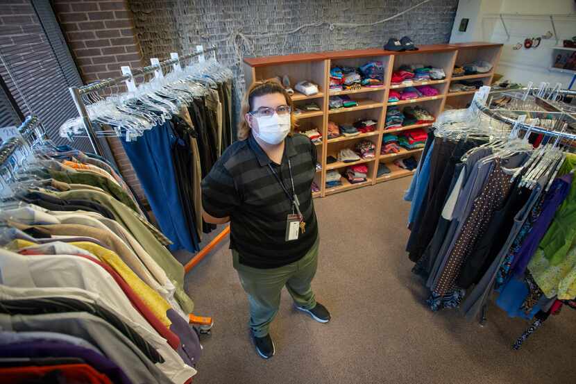 Daniel Birckbichle administra el Clothing Closet en el campus de North Lake de Dallas...