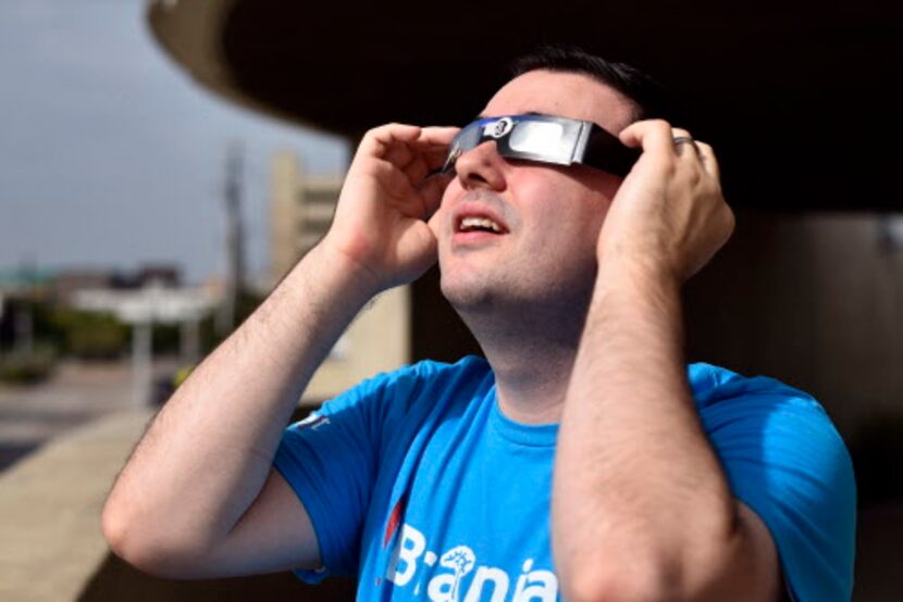 Thomas Close, del Museo Perot, explica cómo se debe ver el eclipse usando gafas solares. BEN...