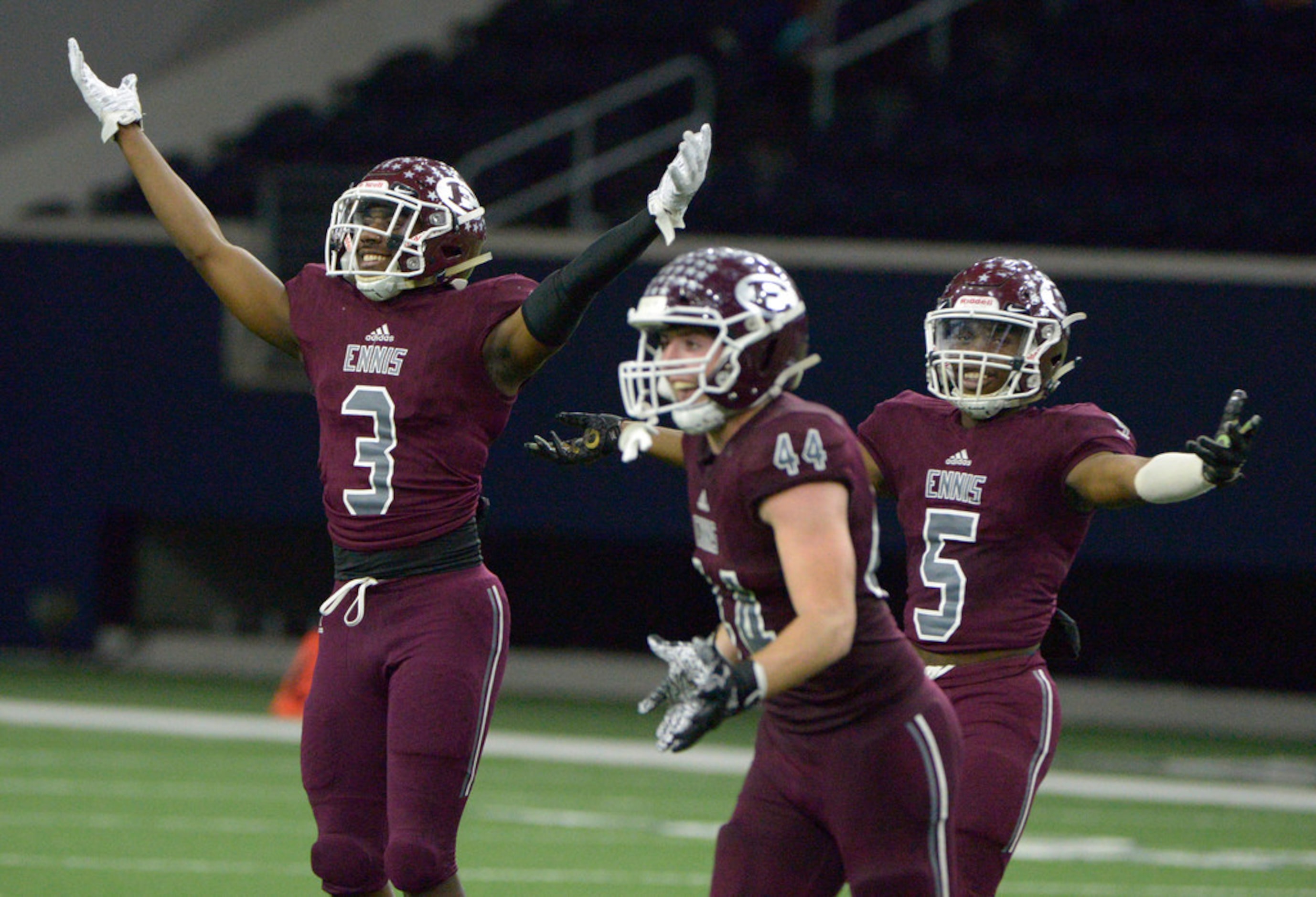 Ennis' De'vian Johnson (3) Dane Vernor (44) and Stephon Townsend (5) celebrate at the end of...