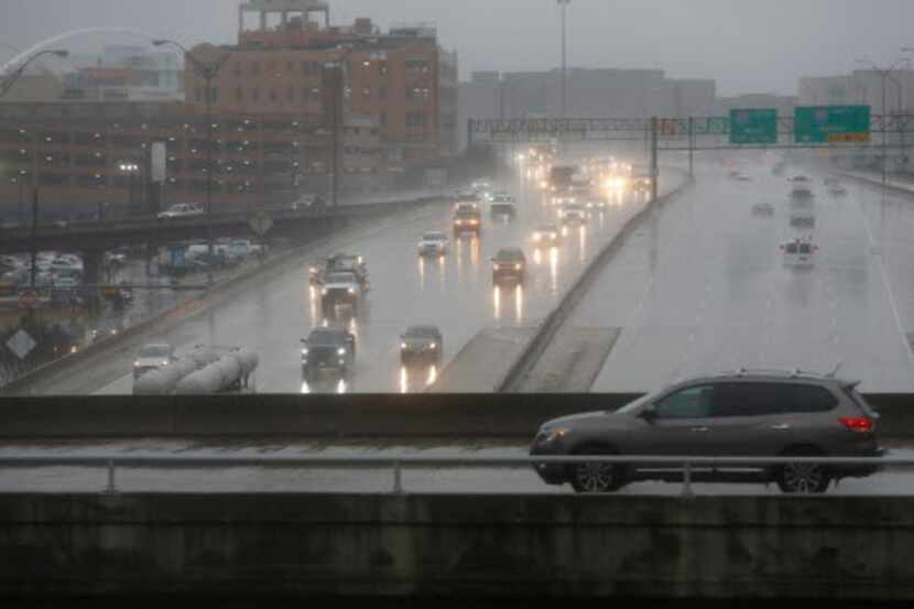 Hubo lluvia congelada el miércoles sobre Woodall Rodgers y otras vías. En algunos lugares...