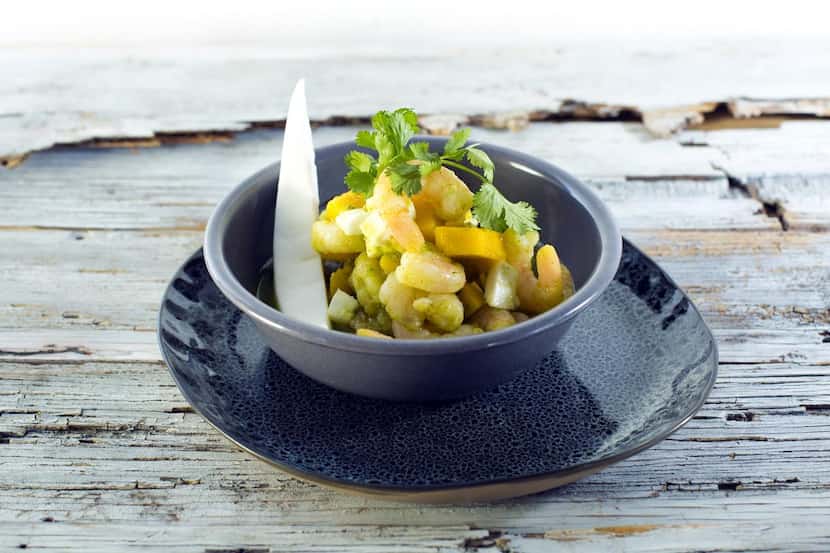 La ensalada de camarón, mango y coco reslta el contraste de sabores de sus ingredientes,...