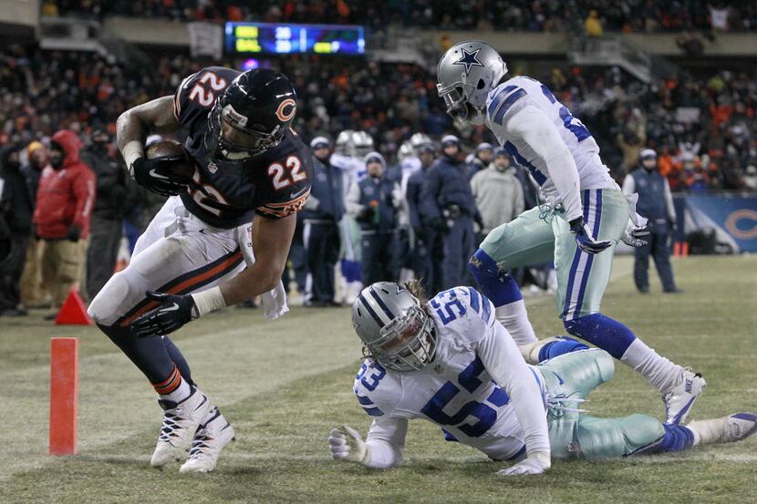 Chicago Bears running back Matt Forte (22) scores a touchdown past Dallas Cowboys outside...