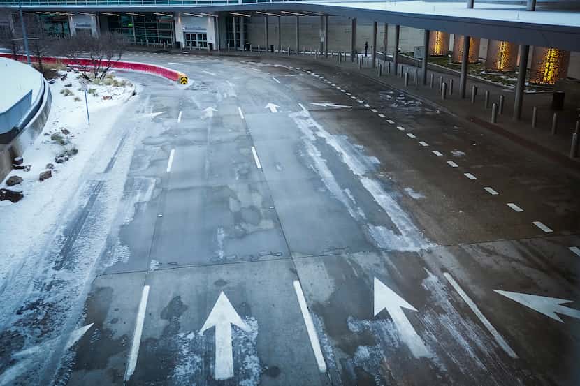 Imagen exterior de Dallas Love field muestra caminos vacíos y congelados el 3 de febrero de...