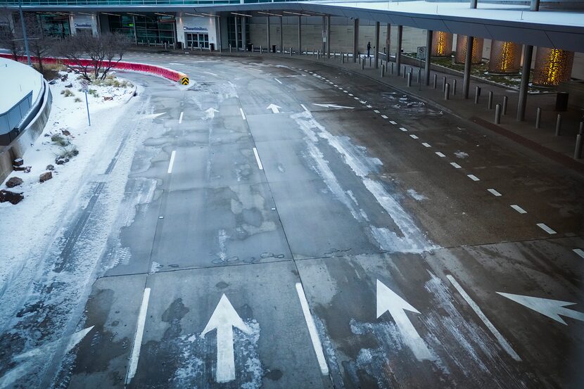 Imagen exterior de Dallas Love field muestra caminos vacíos y congelados el 3 de febrero de...