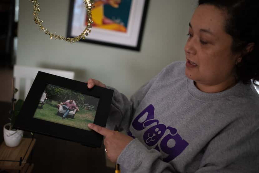 María Ponce muestra una foto de su padre, Javier Ponce, quien falleció en México en agosto...