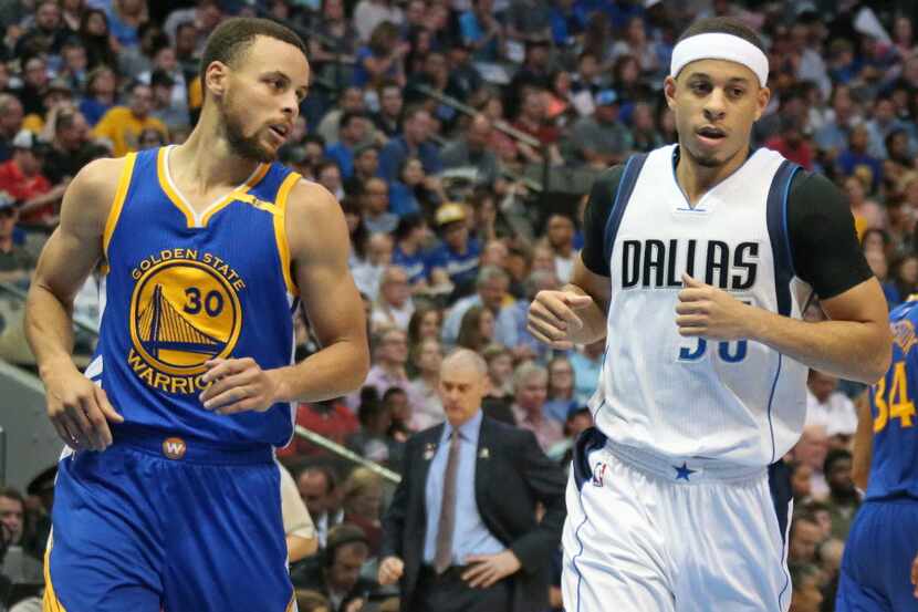 Brothers Golden State Warriors guard Stephen Curry (30) and Dallas Mavericks guard Seth...