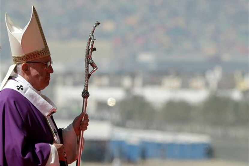 El papa Francisco celebró misa en Ecatepec, ante cientos de miles de personas. AP
