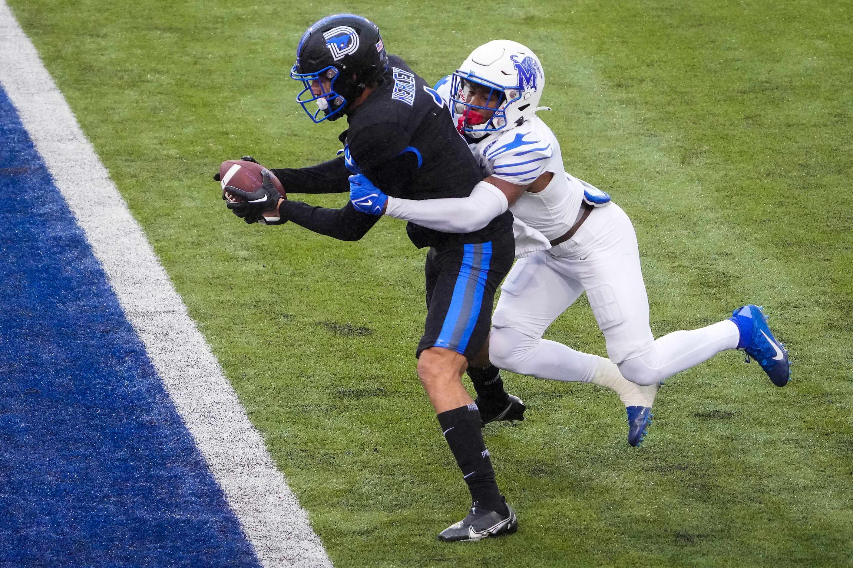 SMU wide receiver Jordan Kerley (1) stretches for a touchdown past Memphis defensive back...