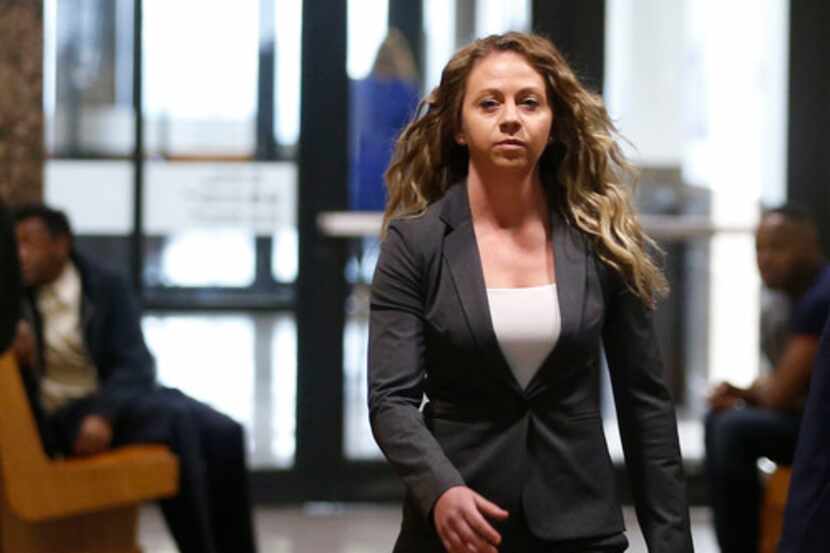 La ex policía Amber Guyger camina por los pasillos de la corte tras comparecer ante la juez....