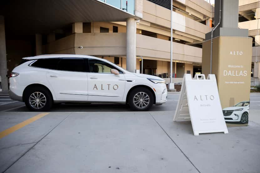 An Alto driver pulls up to the company’s designated curbside spot at Dallas Love Field...