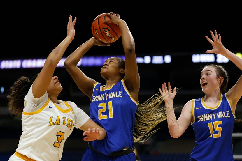 Sunnyvale Destiny Arinze (21) shots over Waco Kenzi Mitchell (3) in girls basketball Class...