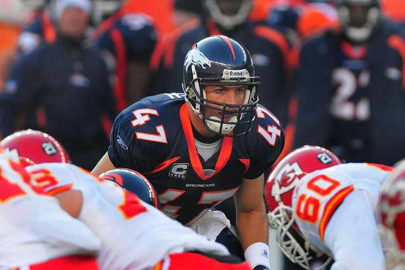 DENVER - DECEMBER 9:  John Lynch #47 of the Denver Broncos looks over the the line of of...