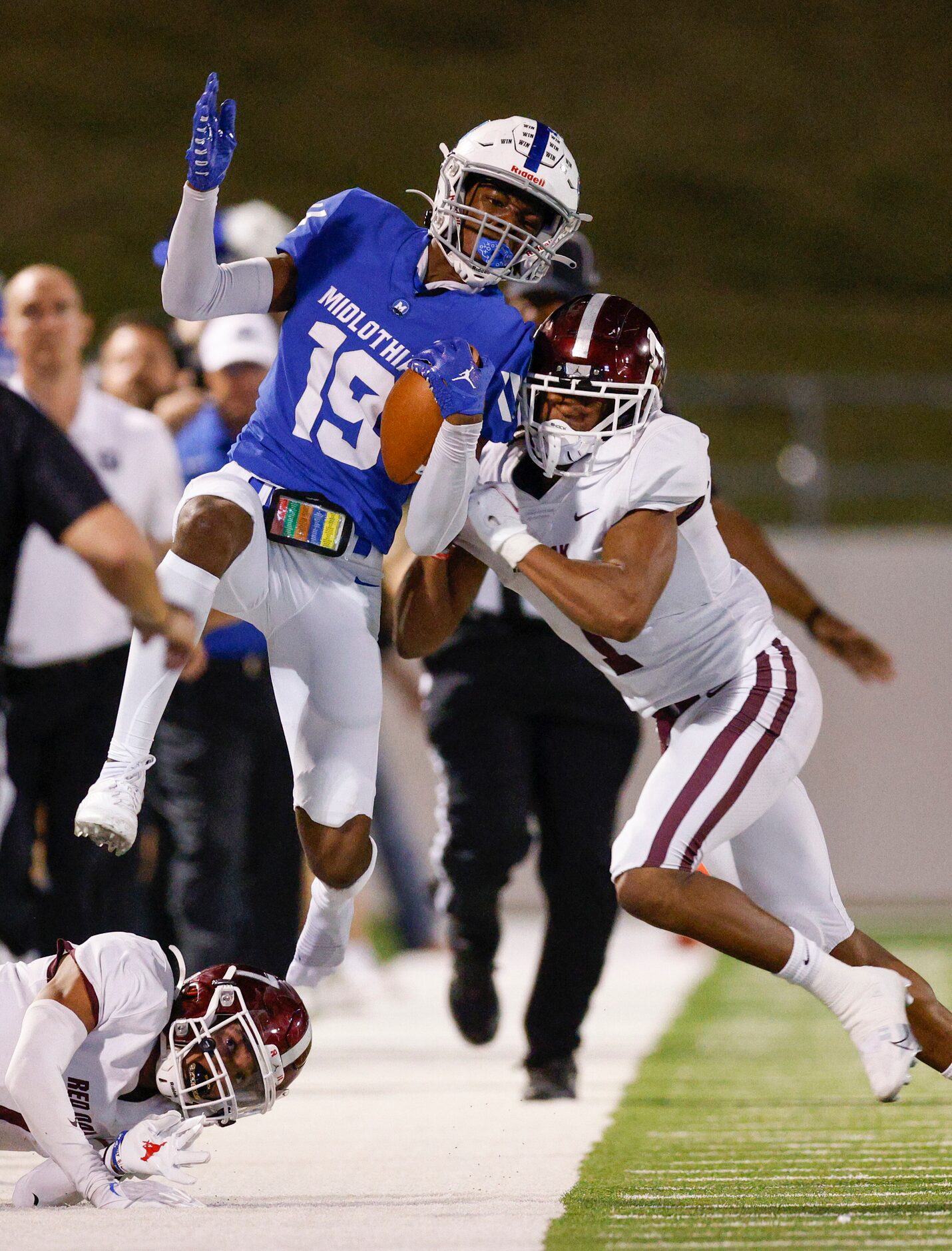 Red Oak defensive back Warren Roberson (1) forces Midlothian wide receiver Bryant Wesco (19)...