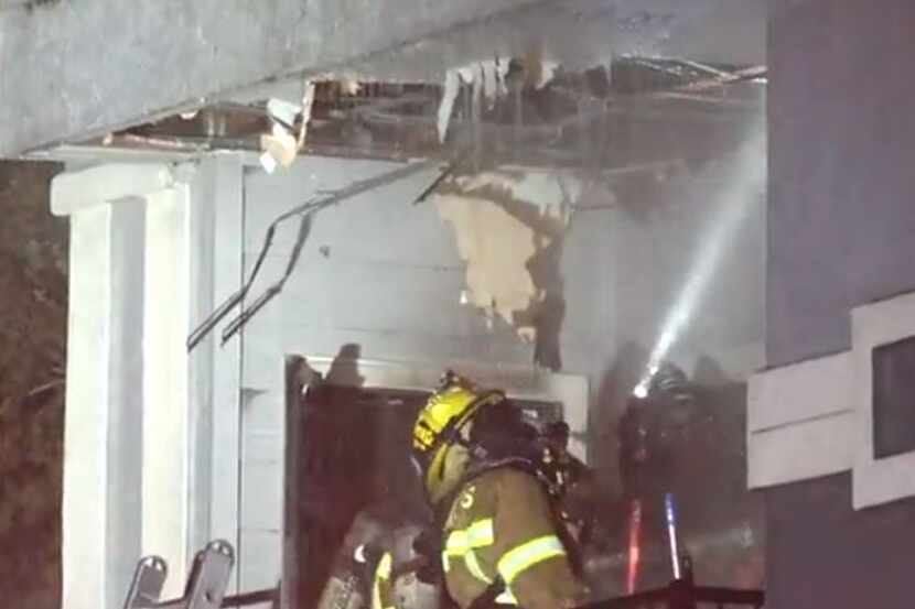 Un poste de luz colapsó y desató un incendio en un complejo de apartamentos en el norte de...