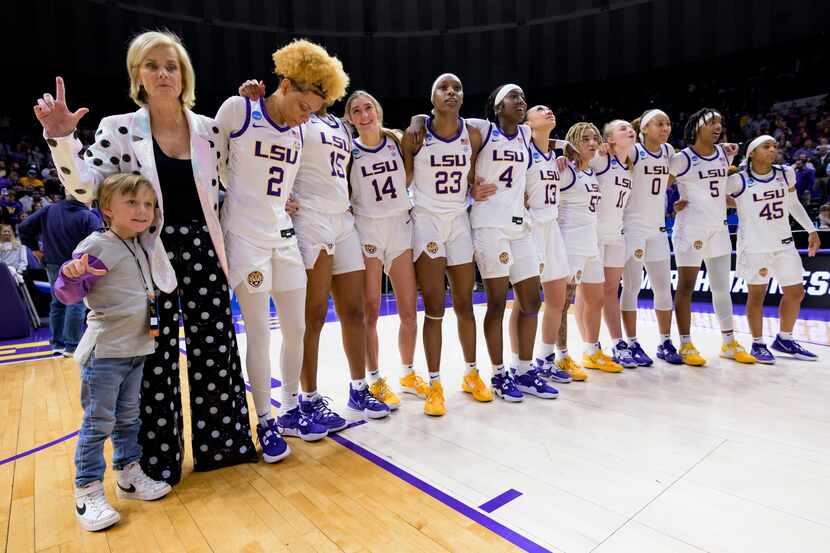 LSU coach Kim Mulkey, left, joins players for the school's alma mater after LSU defeated...