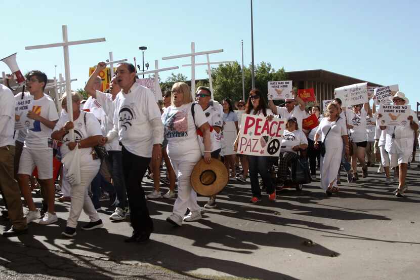 Personas que participaron en la "Marcha por la Unidad" convocada por la organización LULAC,...