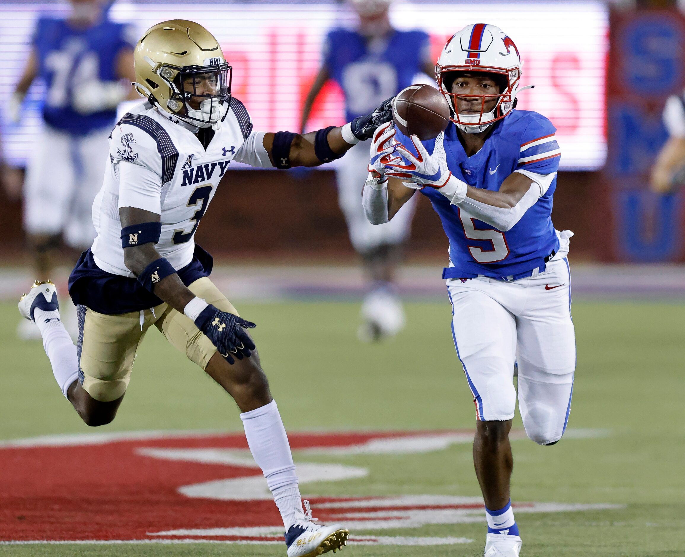 Southern Methodist Mustangs wide receiver Moochie Dixon (5) catches a long, over the...