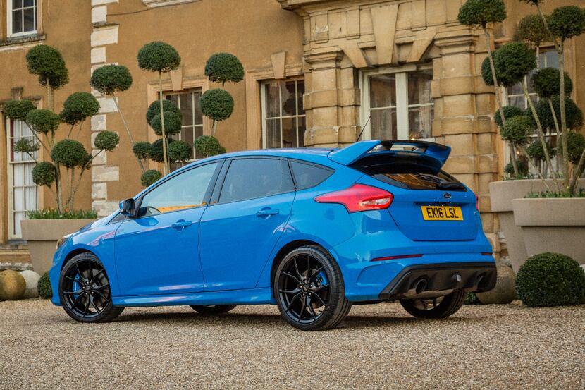 The 2017 Ford Focus RS comes in an aggressive shade of blue.