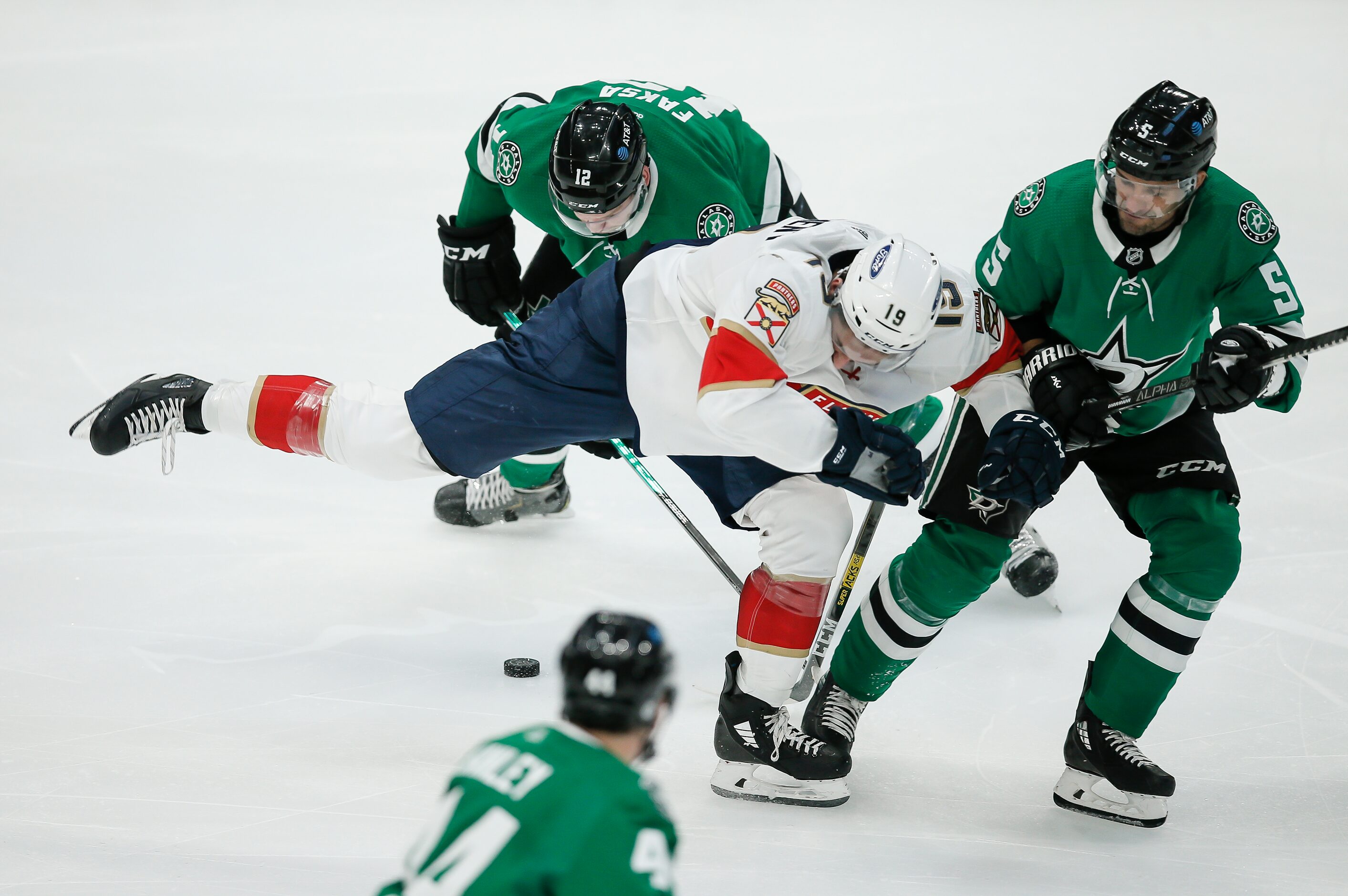 Dallas Stars forward Radek Faksa (12) and defenseman Andrej Sekera (5) battle Florida...