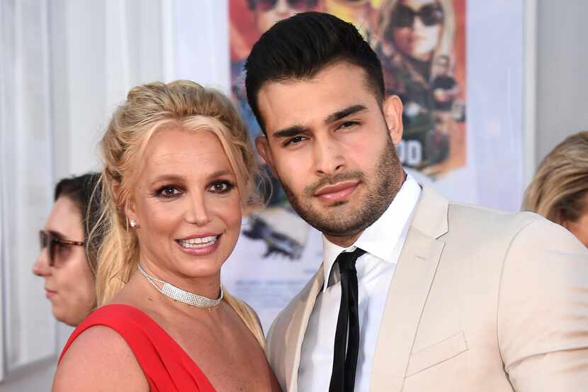 ARCHIVO - Britney Spears y Sam Asghari aparecen en el estreno en Los Ángeles de "Once Upon a...