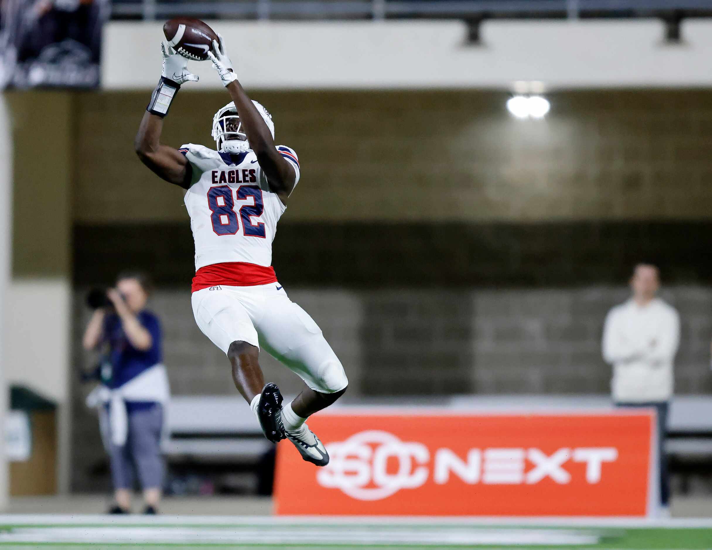Allen wide receiver Davon Mitchell (82) catches a wide open pass he caught and ran in for a...