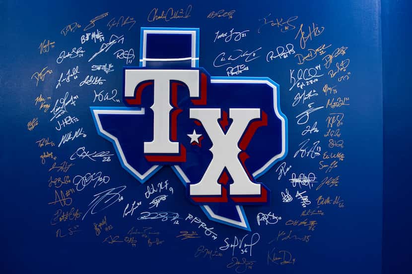 Una vista del logo de los Texas Rangers en el clubhouse del Globe Life Field, el miércoles 6...