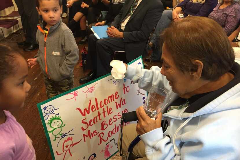 Bessie Rodríguez es recibida por niños y miembros de la comunidad en Seattle, donde un...