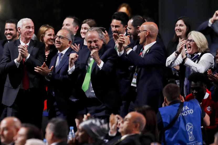 Representantes del futbol norteamericano celebran su victoria en la votación de FIFA para...