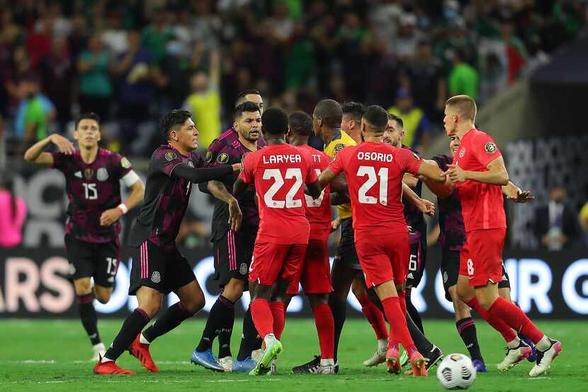 Poco antes de que concluyera el partido se desató una gresca entra las selecciones de México...