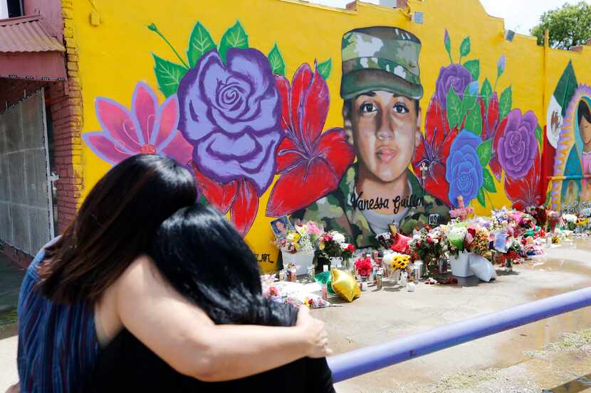 Mary de León y Anastasia González se consuelan al pie del mural de Vanessa Guillén que fue...