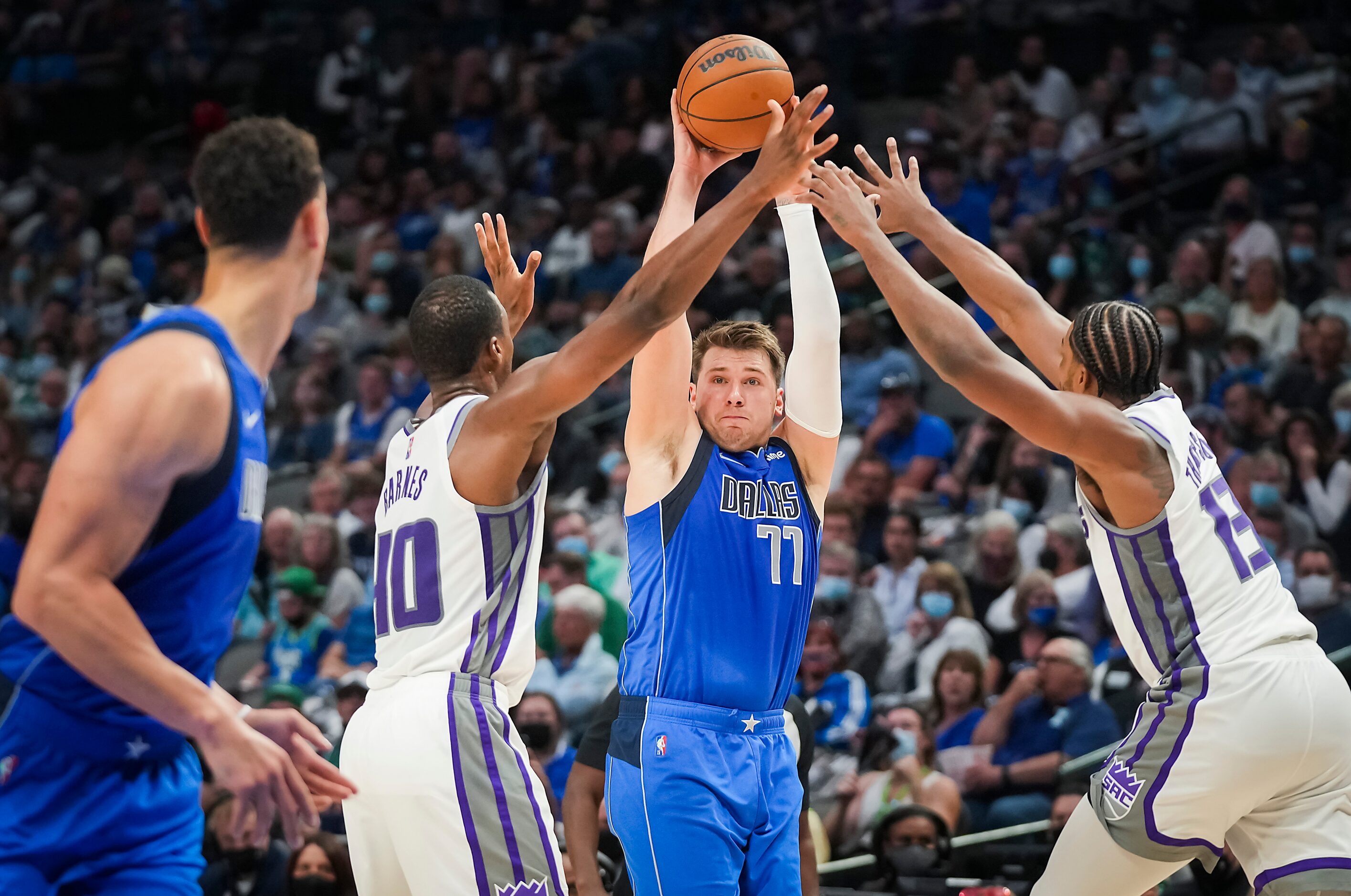 Dallas Mavericks guard Luka Doncic (77) passes the ball to center Dwight Powell between the...