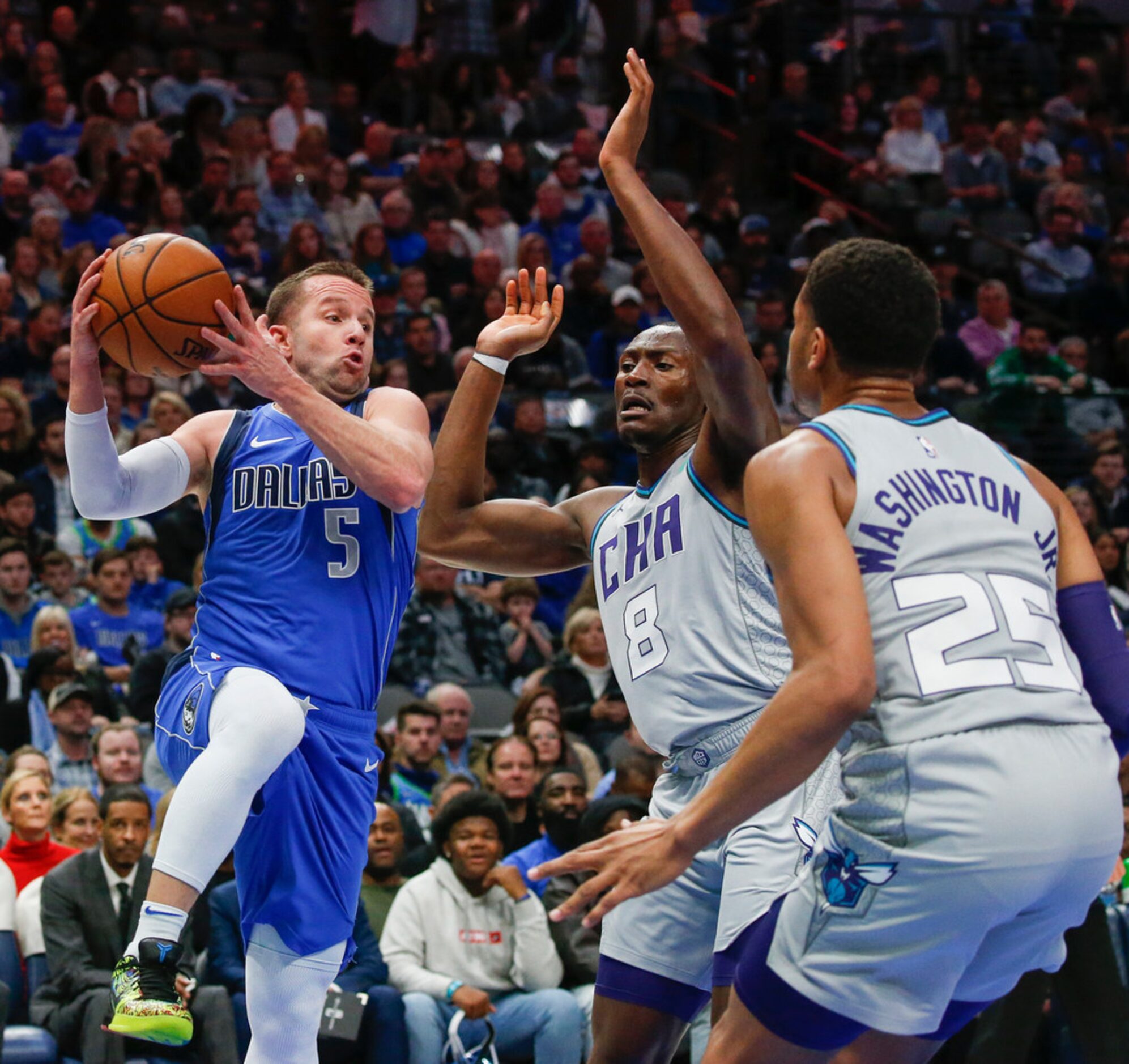 Dallas Mavericks guard J.J. Barea (5) fires off a pass over Charlotte Hornets center Bismack...